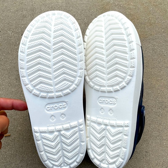 NWT Crocs Navy Kids 3 Women 5 - Picture 2 of 2